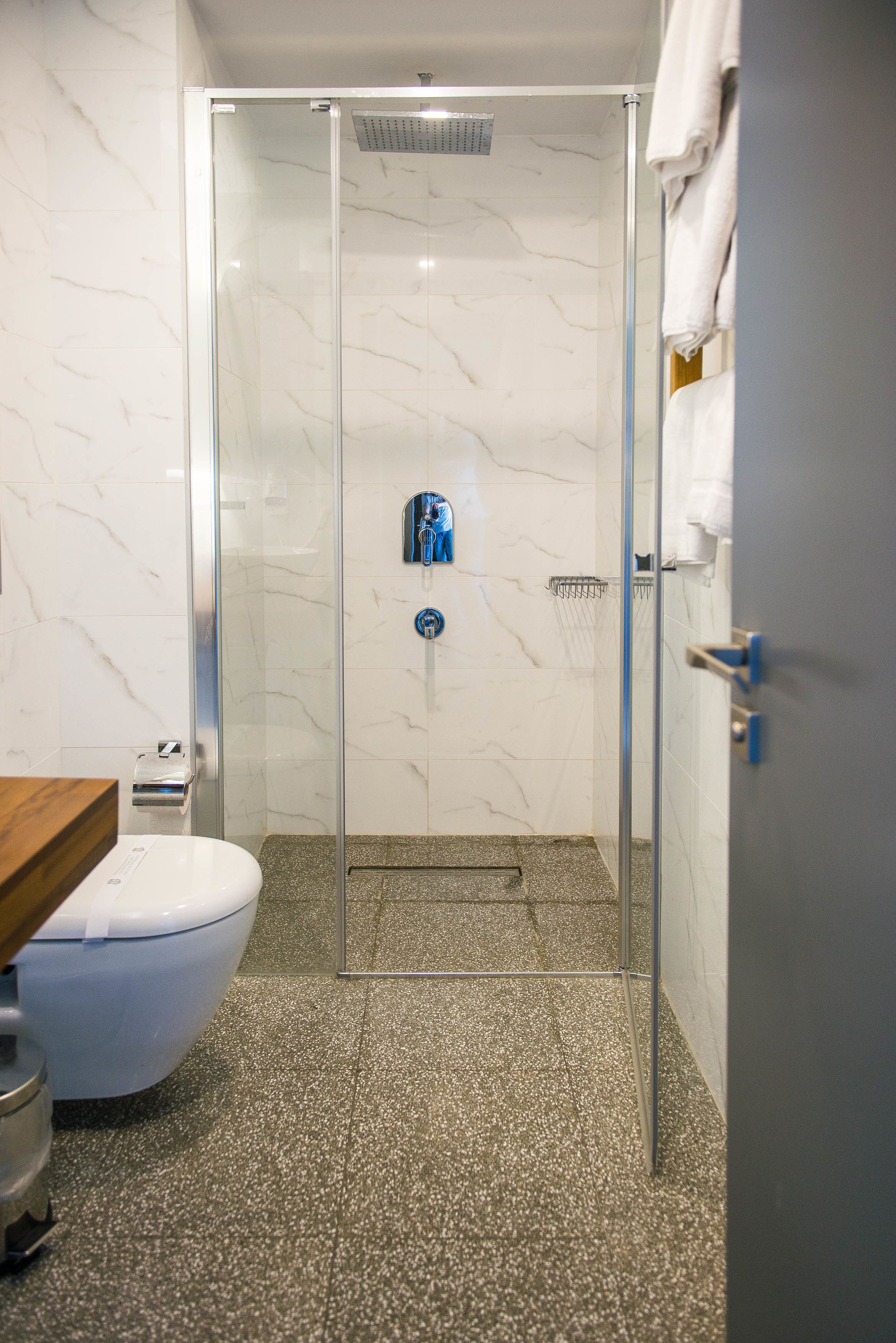 standard double room | bathroom | shower, free toiletries, hair dryer, slippers