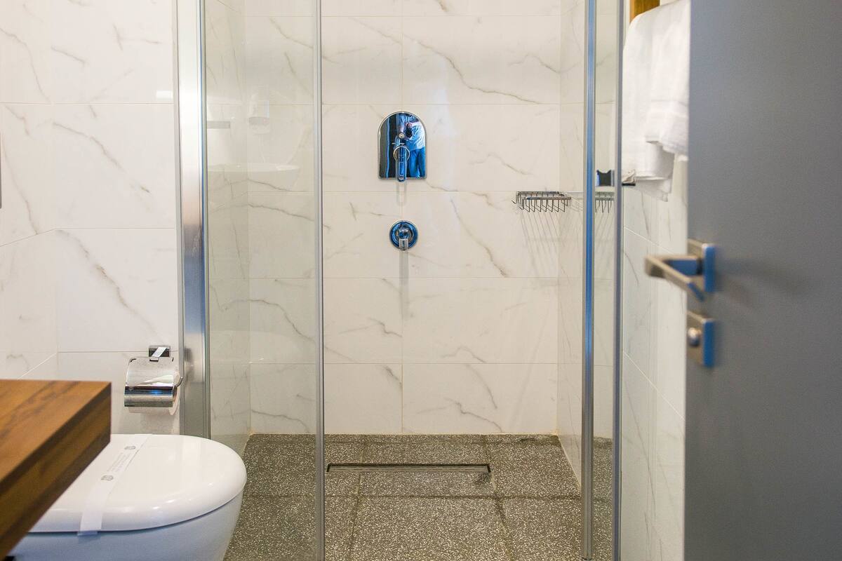 standard double room | bathroom | shower, free toiletries, hair dryer, slippers