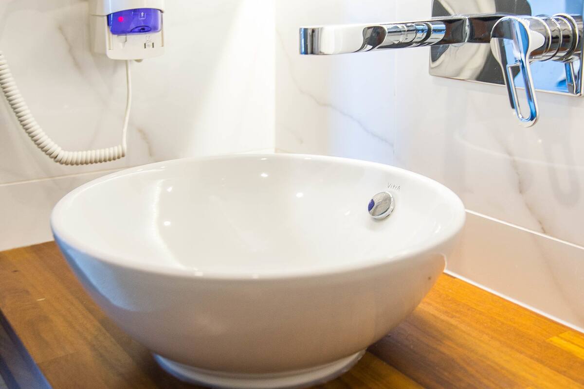 standard double room, sea view | bathroom sink