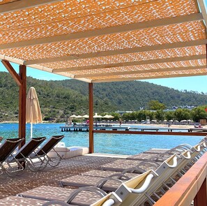 プライベートビーチ、サンラウンジャー、ビーチパラソル