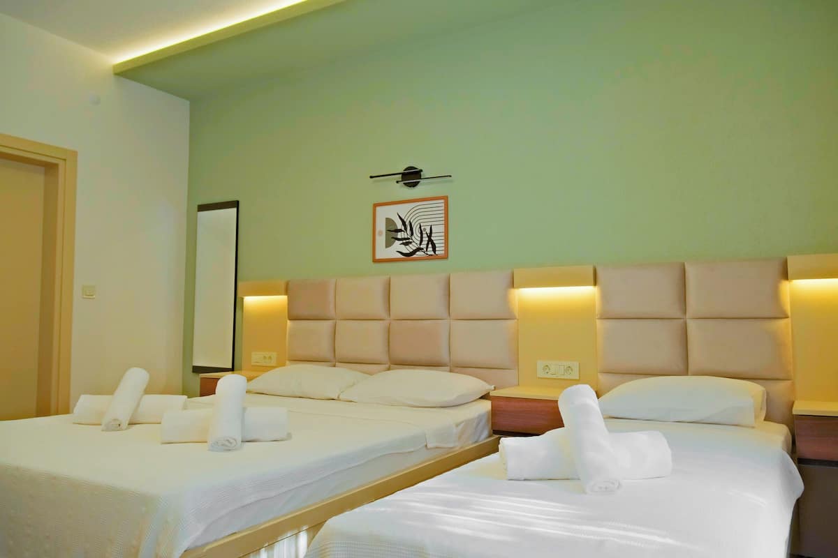 Chambre Triple, vue jardin | Wi-Fi gratuit, draps fournis