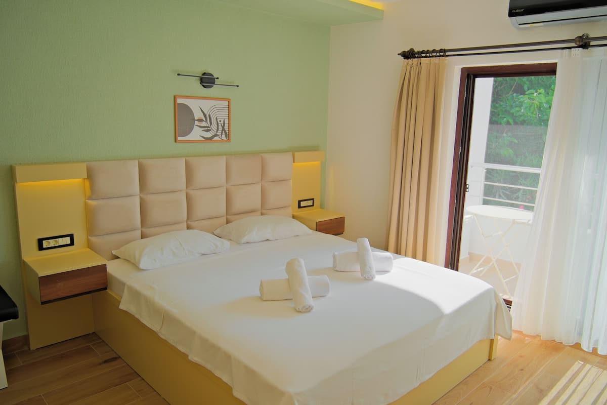 Chambre Double, balcon | Wi-Fi gratuit, draps fournis