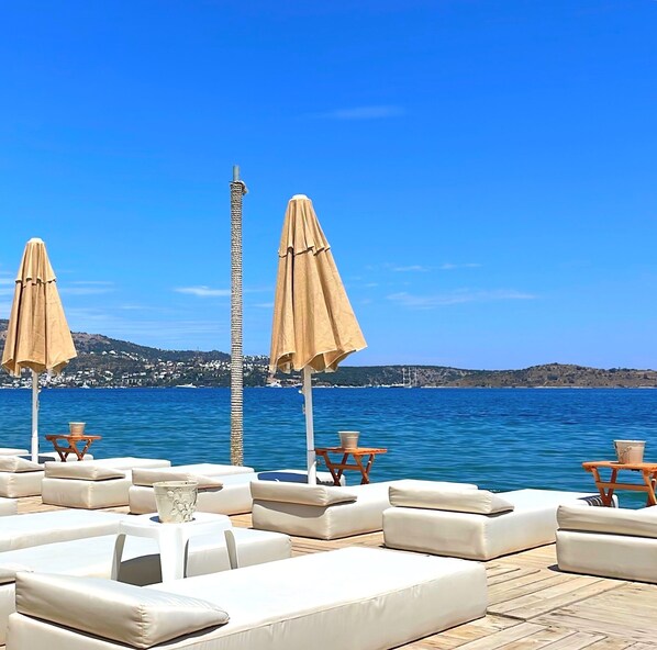 プライベートビーチ、サンラウンジャー、ビーチパラソル