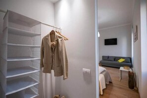 Hochwertige Bettwaren, Schreibtisch, kostenloses WLAN