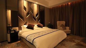 Minibar, caja de seguridad en la habitación, wifi gratis y ropa de cama