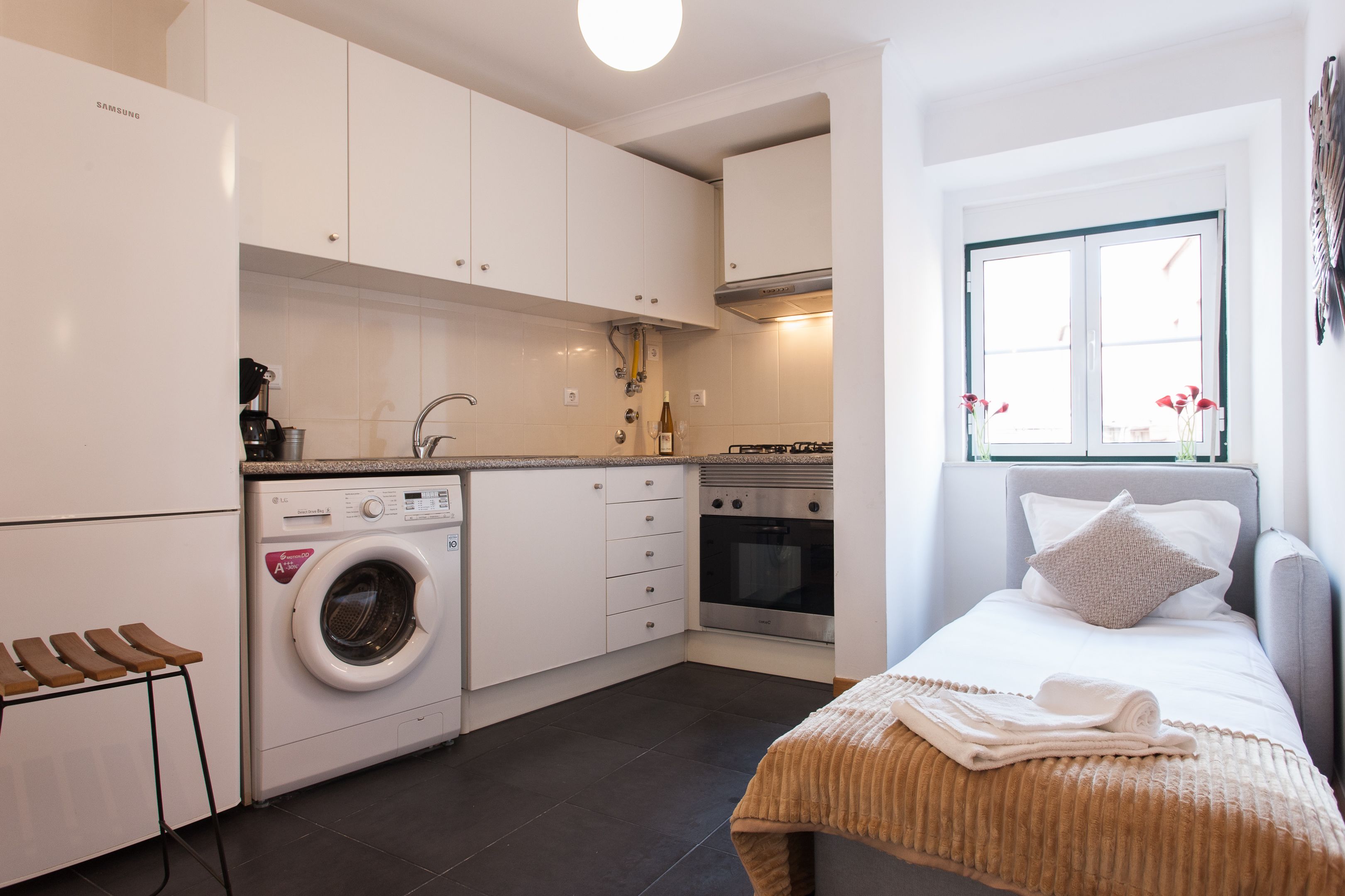 Studio (1.º Dto) | Private kitchenette | Fridge, microwave, oven, stovetop
