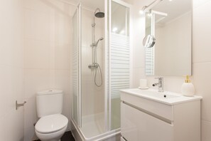 Studio (2.º Esq) | Bathroom | Shower, hair dryer, towels, toilet paper