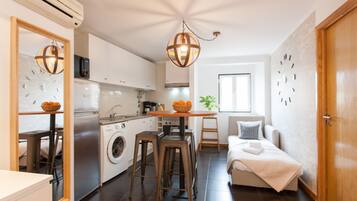 Studio (2.º Esq) | Private kitchenette | Fridge, microwave, oven, stovetop