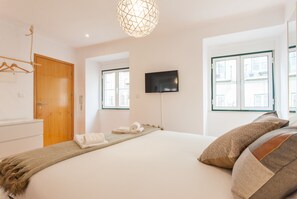 Studio (1.º Dto) | In-room safe, desk, soundproofing, iron/ironing board