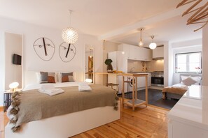 Studio (1.º Dto) | In-room safe, desk, soundproofing, iron/ironing board