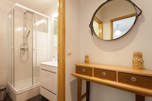 Studio (1.º Dto) | Bathroom | Shower, hair dryer, towels, toilet paper - Moniz Studio Apartment - by LU Holidays (Lisbon)