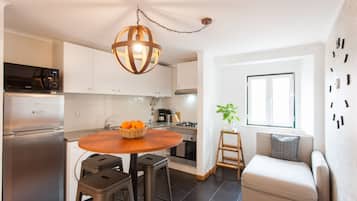 Studio (2.º Esq) | In-room dining
