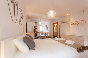Studio (1.º Dto) | In-room safe, desk, soundproofing, iron/ironing board