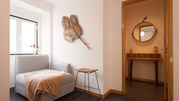 Studio (1.º Dto) | In-room safe, desk, soundproofing, iron/ironing board