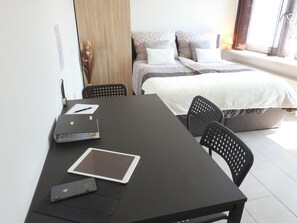 Tabla de planchar con plancha, wifi gratis y ropa de cama 