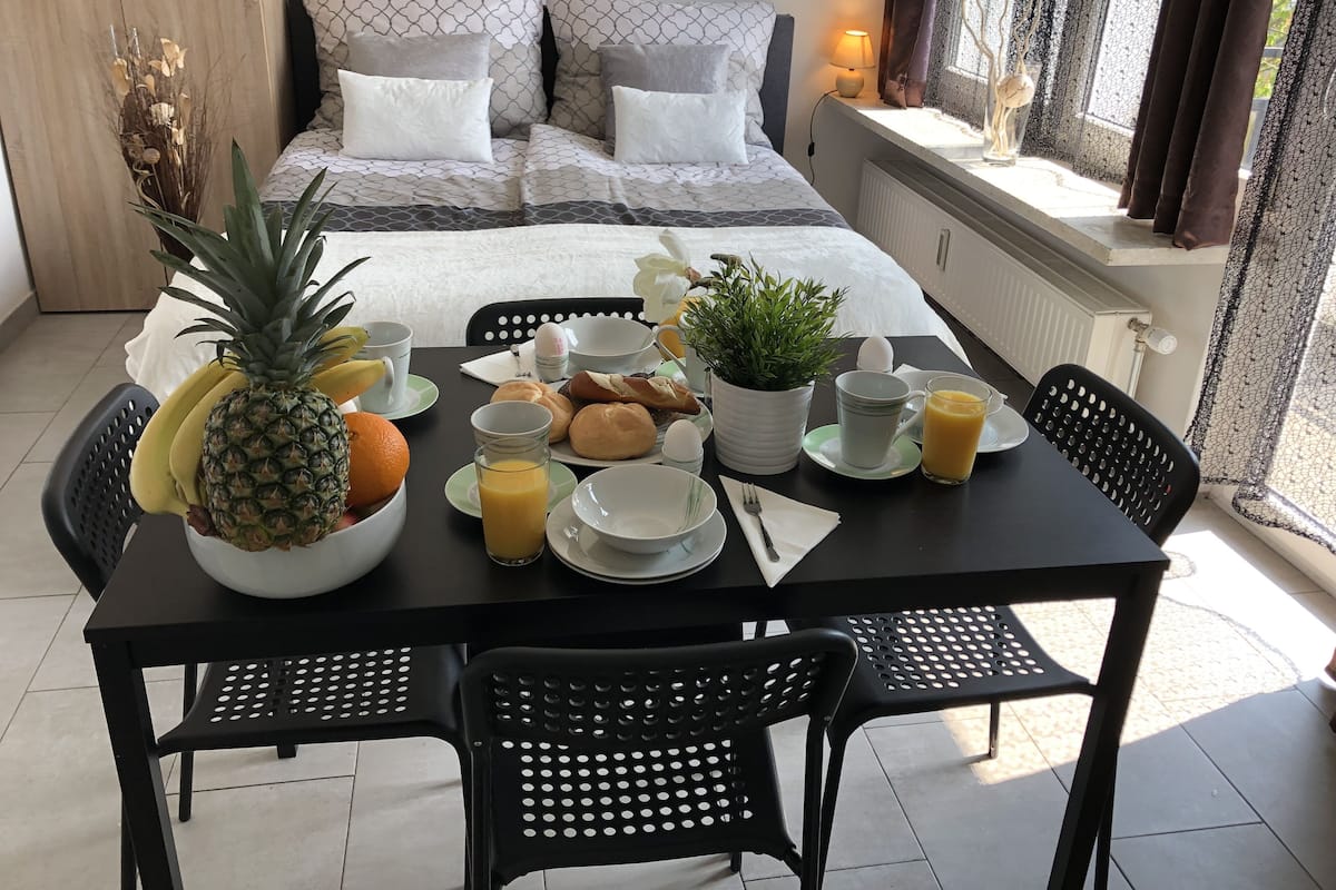 Tabla de planchar con plancha, wifi gratis y ropa de cama