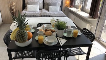 Iron/ironing board, free WiFi, bed sheets