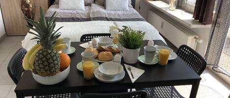 Iron/ironing board, free WiFi, bed sheets