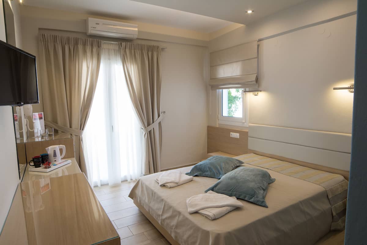 Hypo-allergenic bedding, in-room safe, blackout curtains, soundproofing