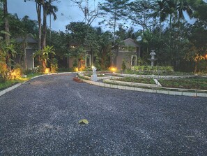 Property grounds - Baan Rom Lom Yen (Kathun)