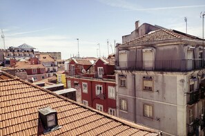 A view of a densely packed urban area with traditional terracotta-tiled rooftops and multi-story buildings. - Bairro Studio Apartment - by LU Holidays (Lisbon)
