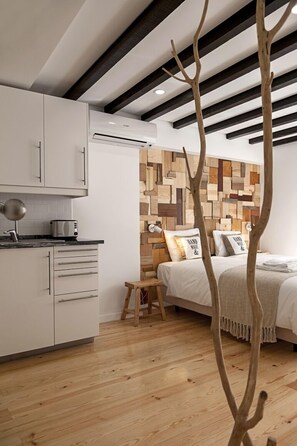 Studio | Private kitchenette | Fridge, microwave, oven, stovetop