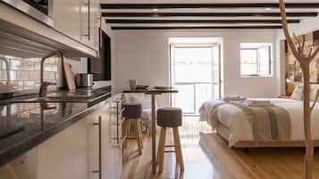 Estudio ( 2.º) | Cocineta privada | Refrigerador, microondas, horno y parrilla de estufa