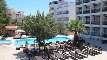 Poolside views, serves lunch and dinner