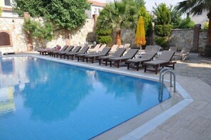 Piscine extérieure, parasols, chaises longues