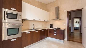 Apartamento, 2 habitaciones, vistas al río | Cocina privada | Frigorífico, microondas, cafetera o tetera y hervidor eléctrico