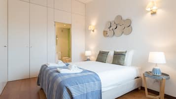 Appartement, 2 slaapkamers, uitzicht op rivier | 2 slaapkamers, geluiddichte muren, een strijkplank/strijkijzer