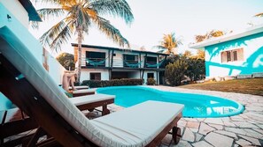 Piscine extérieure, chaises longues