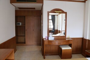 Quarto triplo standard | Cofres nos quartos, Wi-Fi de cortesia