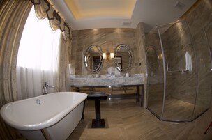Suite presidencial | Baño | Artículos de higiene personal gratuitos, zapatillas y toallas