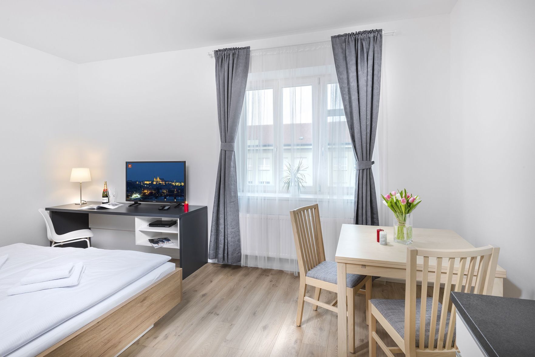 Schreibtisch, schallisolierte Zimmer, Bügeleisen/Bügelbrett