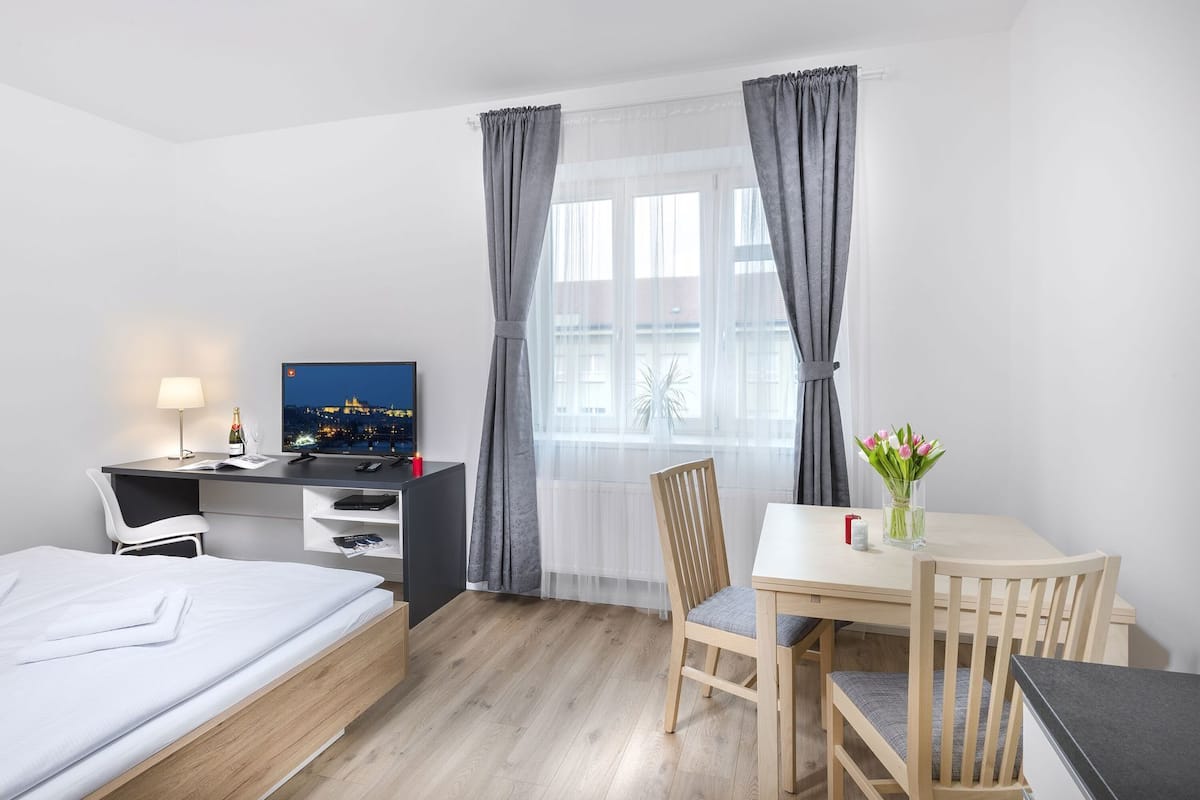 Schreibtisch, schallisolierte Zimmer, Bügeleisen/Bügelbrett