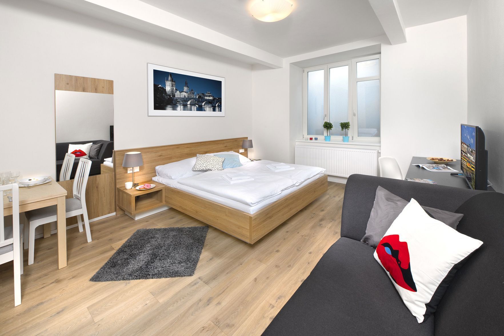 Schreibtisch, schallisolierte Zimmer, Bügeleisen/Bügelbrett