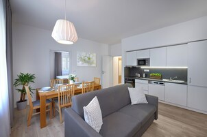 Exclusive Apart Daire, 2 Yatak Odası, Balkon, Şehir Manzaralı | Özel mutfak | Tam boy buzdolabı, elektrikli su ısıtıcısı 