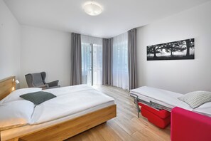 Exclusief appartement, 2 slaapkamers, balkon, uitzicht op de stad | Een bureau, geluiddichte muren, een strijkplank/strijkijzer, gratis wifi