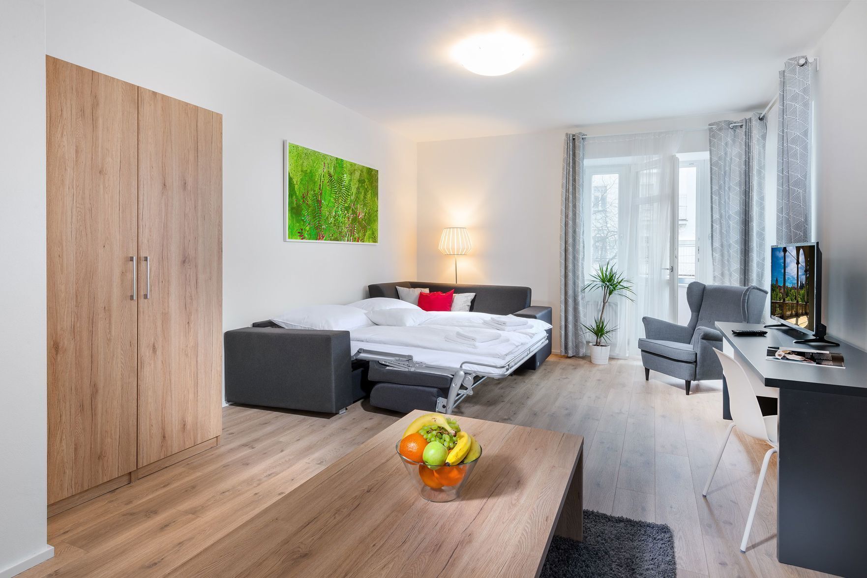 Schreibtisch, schallisolierte Zimmer, Bügeleisen/Bügelbrett