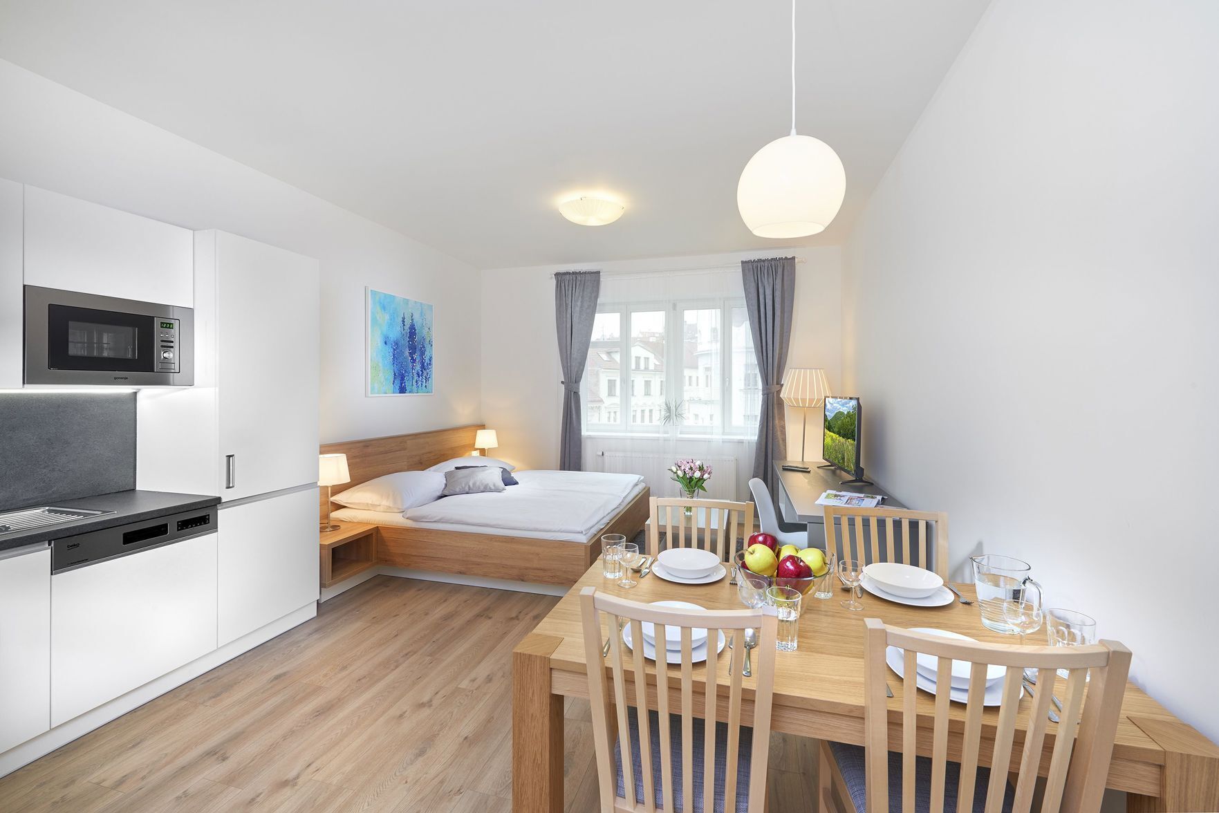 Schreibtisch, schallisolierte Zimmer, Bügeleisen/Bügelbrett