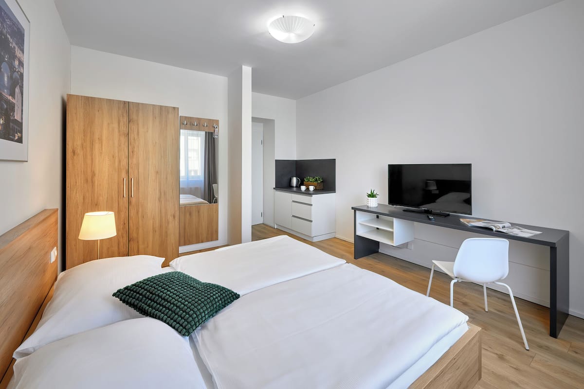2 chambres, bureau, chambres insonorisées, fer et planche à repasser