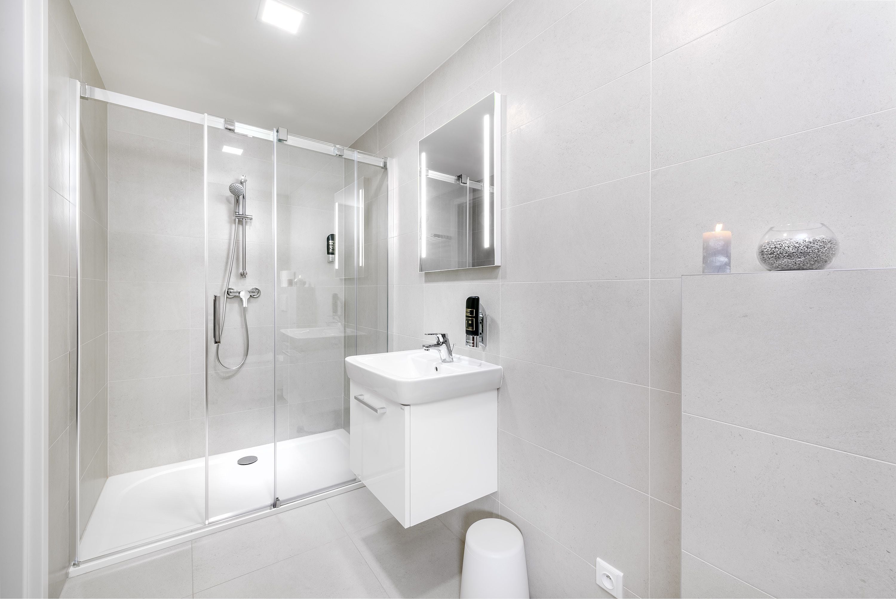 Executive studio, 1 kingsize bed, keuken, uitzicht op stad | Badkamer | Een douche, gratis toiletartikelen, een haardroger, handdoeken