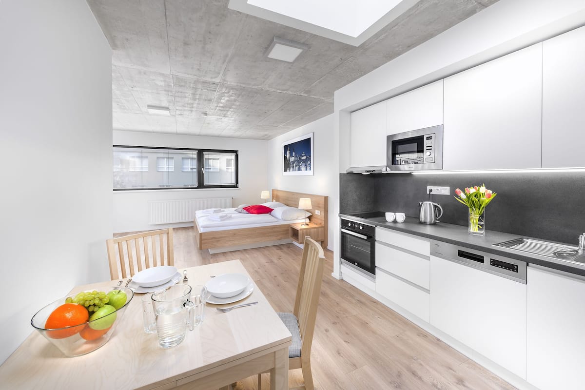 Executive studio, 1 kingsize bed, keuken, uitzicht op de stad | Woonruimte | Een 43-inch flatscreentelevisie met kabelzenders en televisie