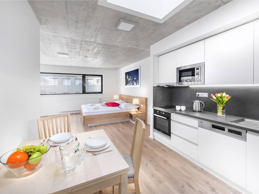 Studio – executive, 1 kingsize-seng, kjøkken, byutsikt | Oppholdsområde | En 43-tommers Flatskjerm-TV med kabel-kanaler samt TV