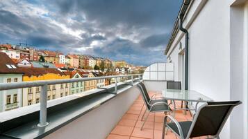 Exclusive Çatı Katı Süiti (Penthouse), 2 Yatak Odası, Teras, Şehir Manzaralı | Balkon manzarası