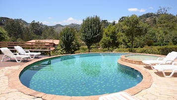 Piscina externa, espreguiçadeiras