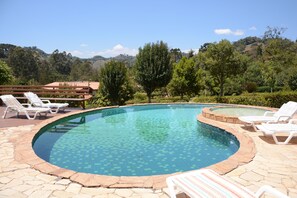 Outdoor pool, pool loungers - Pousada Vida Verde (Gonçalves)