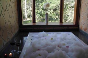 Suite, baignoire à jets | Salle de bain | Peignoirs, serviettes fournies