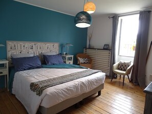 Tremannsrom | Sengetøy av topp kvalitet, skrivebord og barnesenger (inkludert)